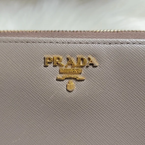 PRADA - Picture 13 of 16